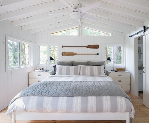 Schlafzimmer im Landhausstil am Meer maritime Elemente blau –weiß grau