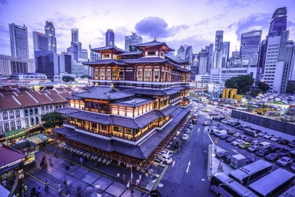 Singlereisen Singapur alte Gebäude Wolkenkratzer das Alte trifft das Neue