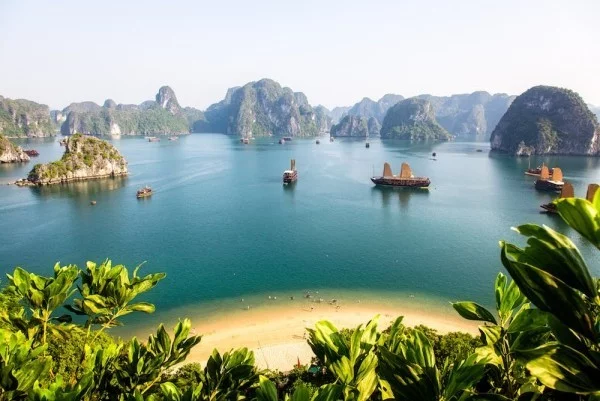 Singlereisen Vietnam Naturschönheiten entdecken Felsen ruhiges Seewasser