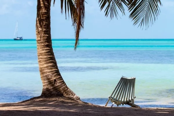 Singlereisen exotischer Strand Palmen allein sein die Ruhe genießen dem Alltag entfliehen
