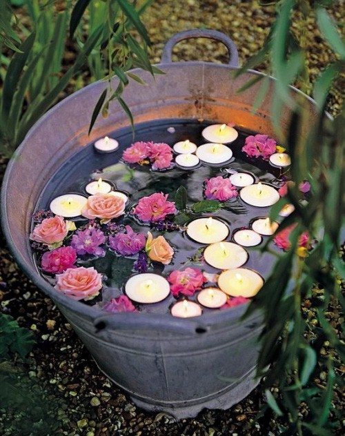 Sommerparty Kerzen Blumen im Wasser Eimer Maßnahme gegen Mücken