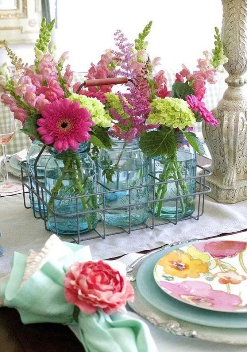 Sommerparty einfaches Partygeschirr aus Acryl Einmachgläser als Vasen viele Blumen