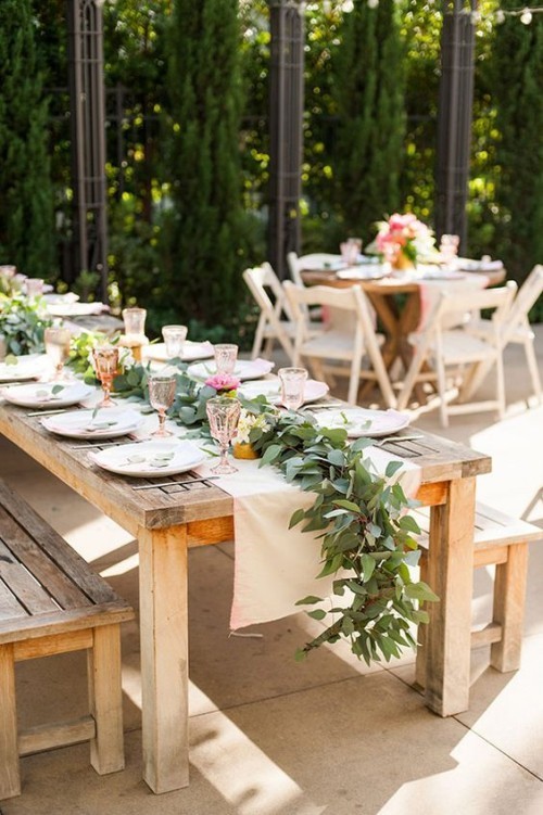 Sommerparty im rustikalen Stil schöne Tischdeko Blumen Grün