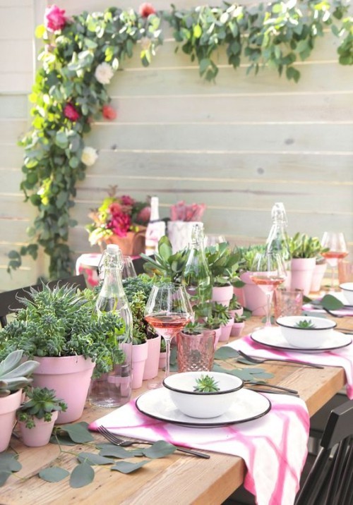Sommerparty organisieren einzigartigen Stilmix erzielen rosa Töpfe viele Grünpflanzen