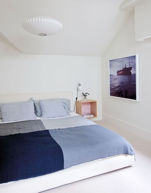 Stilvoll eingerichtetes Schlafzimmer blau-weiß maritimer Stil