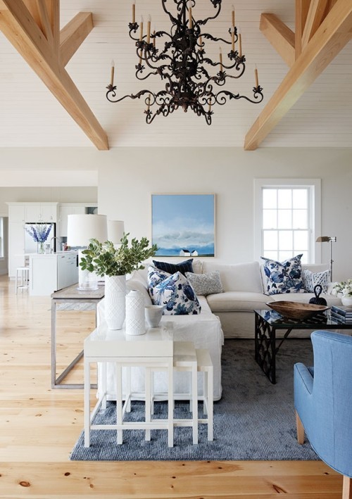 Wohnzimmer blau-weiß Couch Sessel Teppich