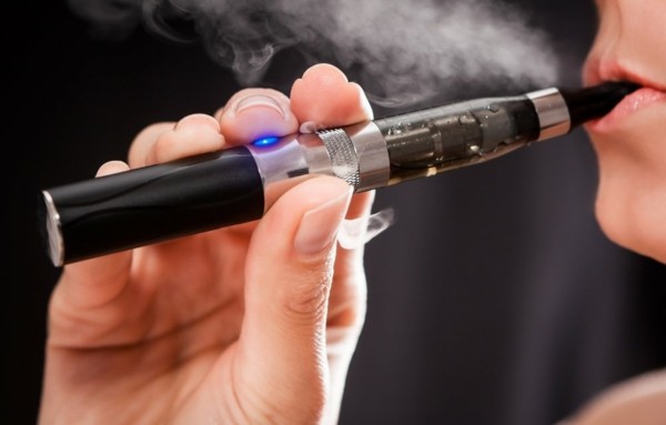 frau raucht eine e-zitarette rauchen aufhören tipps