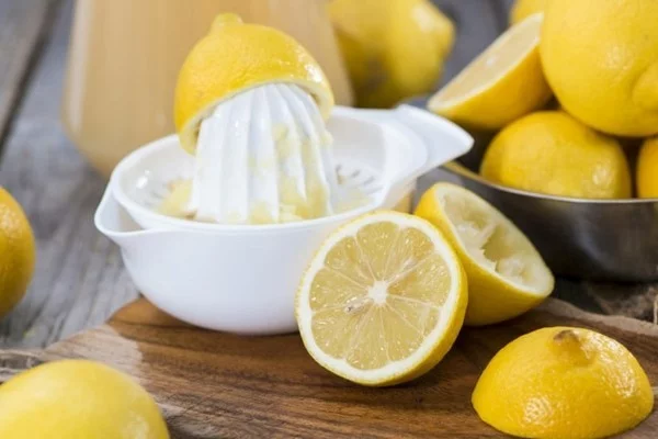 Zitronensaft als Hausmittel gegen Ameisen