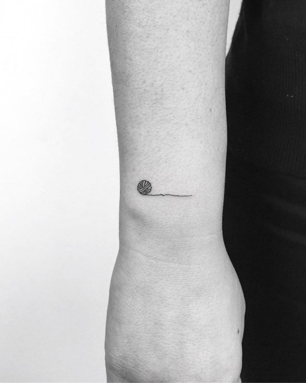 kleine tattoos faden symbolik