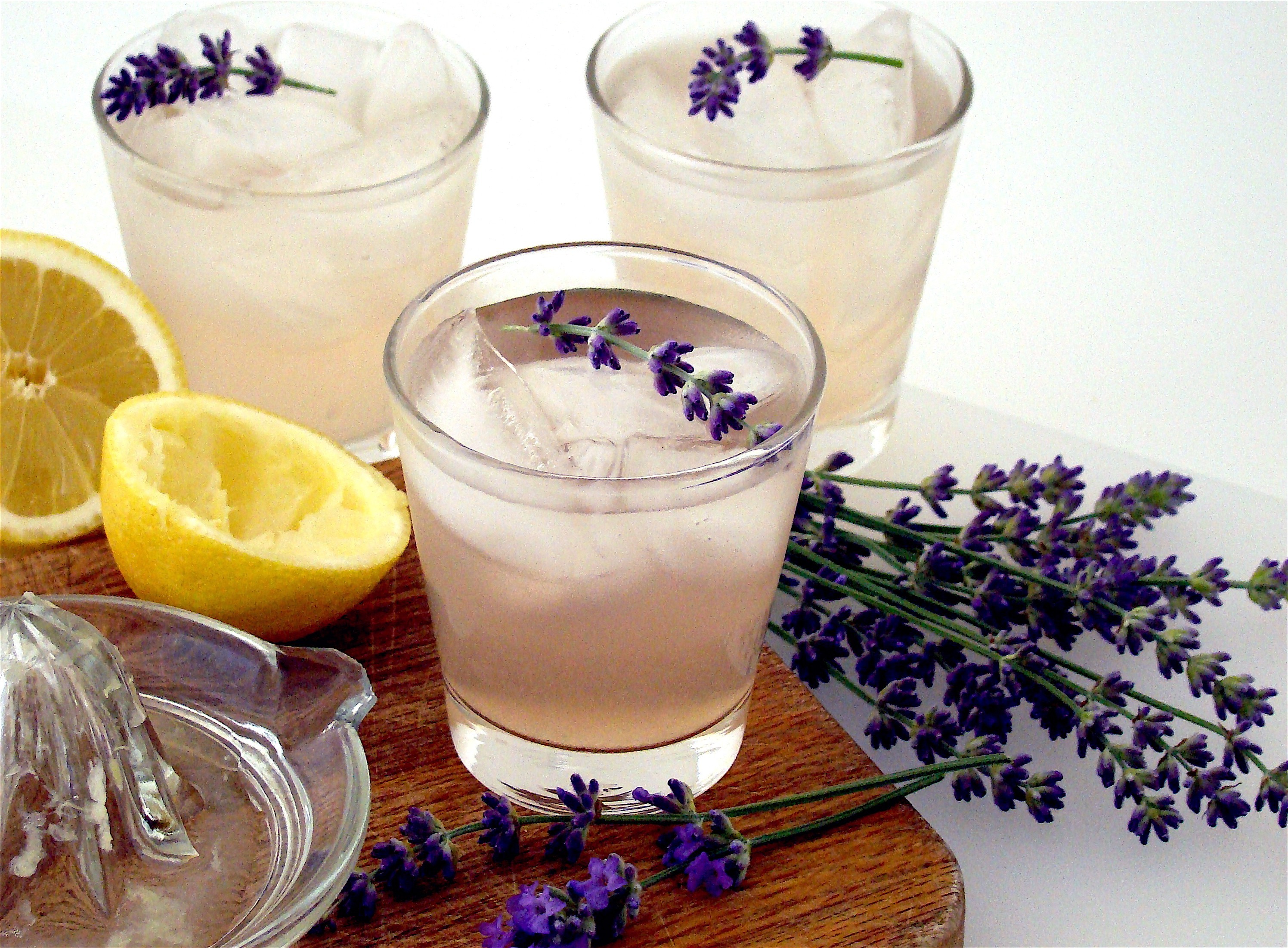 Das einfachste Lavendelsirup Rezept: Der Sommer kann schon richtig ...