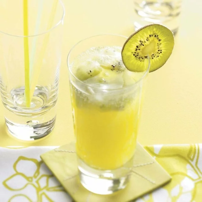 limonade ideen glas auf einem tablett