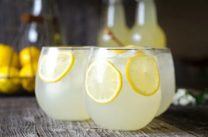 limonade ideen kanne mit zitronen