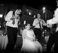 Über 30 Fotoshooting Ideen für lustige Hochzeitsbilder