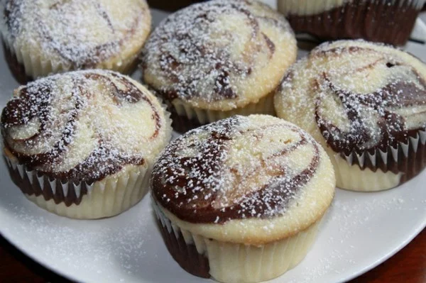 marmor muffins mit vanille und puderzucker