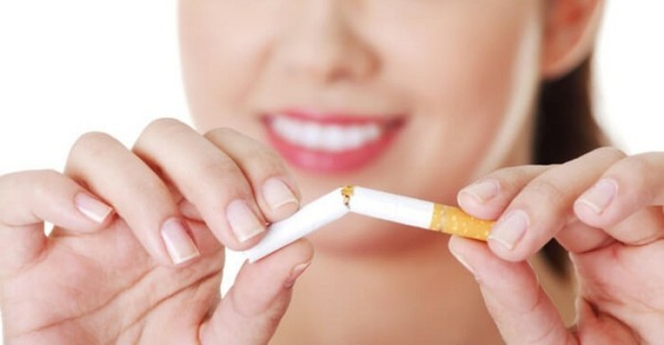 rauchen aufhören tipps frau zerreißt eine zigarette 