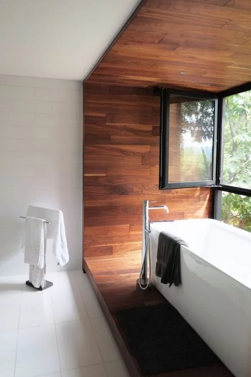 Badezimmer im minimalistischen Stil Holz im Bad viel Licht