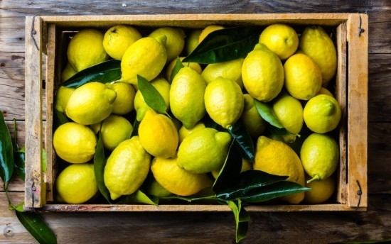 Frische Zitronen in Holzkiste Gesundheit aus der Natur