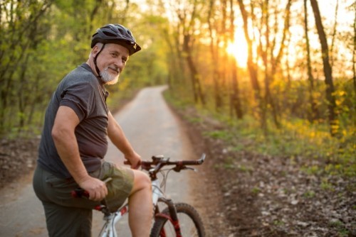 Goldene Regeln für gesundes langes Leben täglich Rad fahren im Park