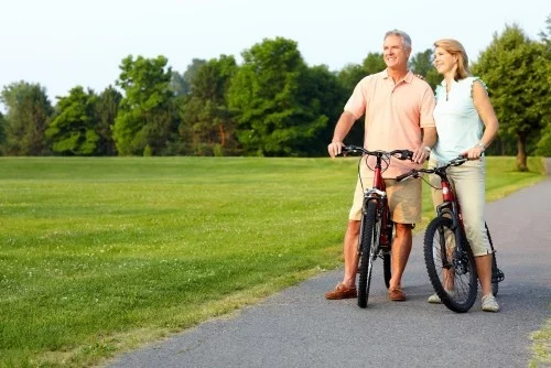 Goldene Regeln für gesundes langes Leben zusammen mit dem Partner Rad fahren die Natur erkundigen