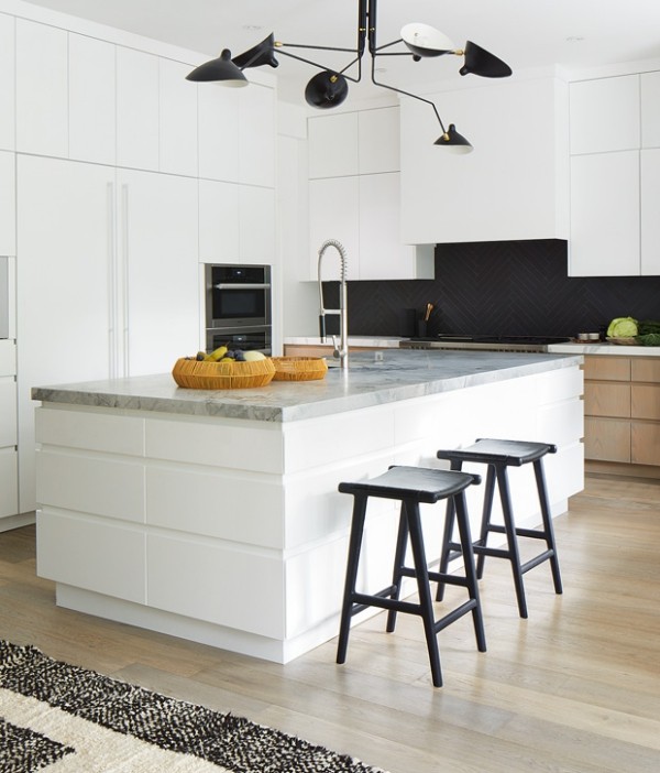 Kanadische Traumhäuser moderne Küche in weiß grau schwarz zwei Obstschalen in Sandgelb