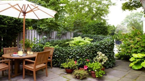 Kleinen Garten gestalten Outdoor Möbel Platz im Grün für Kaffeestunden und Beisammensein im Freien