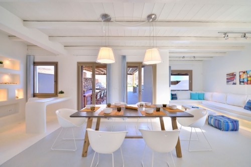 Offenes modernes Wohnzimmer Küche rustikale Elemente betonen Modernität