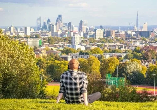 Picknick in Hampstead Heath London City Skyline von Parliament Hill Tourist im Vordergrund