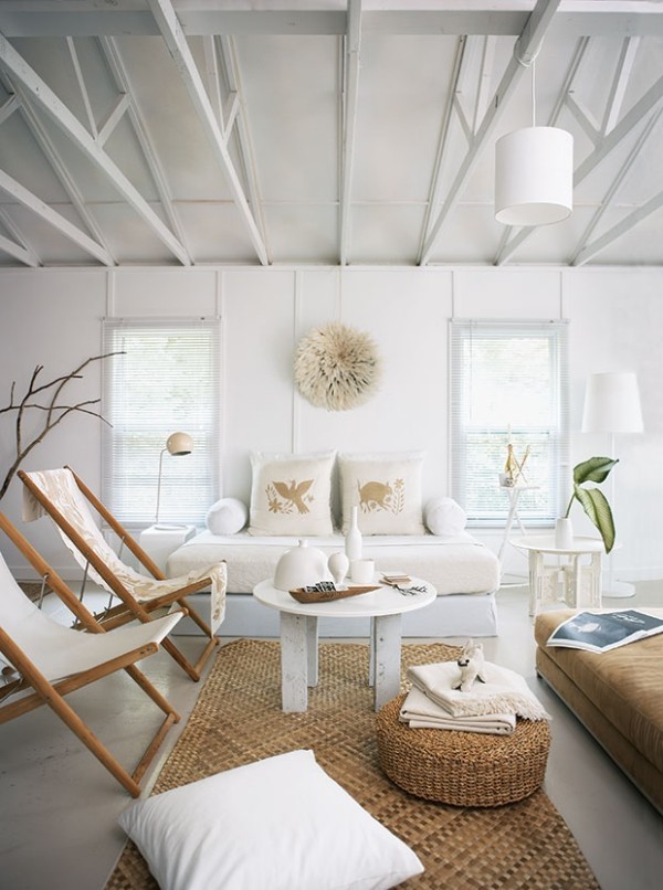 Rattan Teppich Sitzkissen gemütliches Wohnzimmer in weiß hellbraun kanadische Traumhäuser
