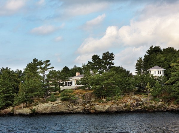 Schöner Blick vom See auf ein kanadisches Traumhaus unauffällig schön