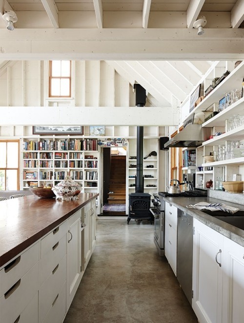 Simpel gestaltete Bücherwand offenes Raumkonzept Küche Wohnzimmer