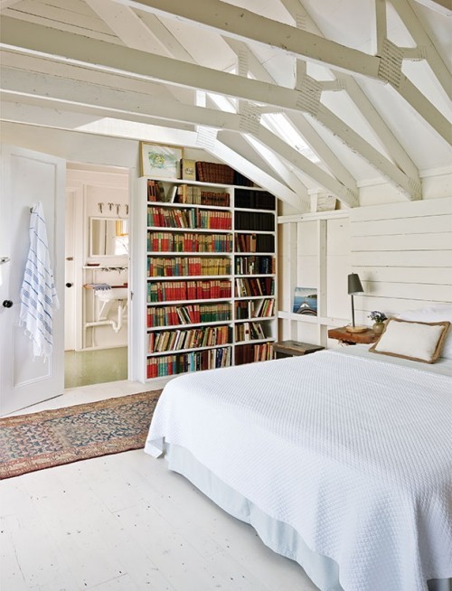 Simpel gestaltete Bücherwand offenes Raumkonzept Schlafzimmer Bad
