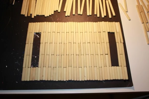 Tischdeko Ideen Tischordnung Platzordnung platzset zum ausmalen rot mit quasten bambusstaebchen