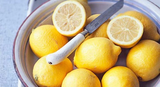 Zitronen in Schüssel