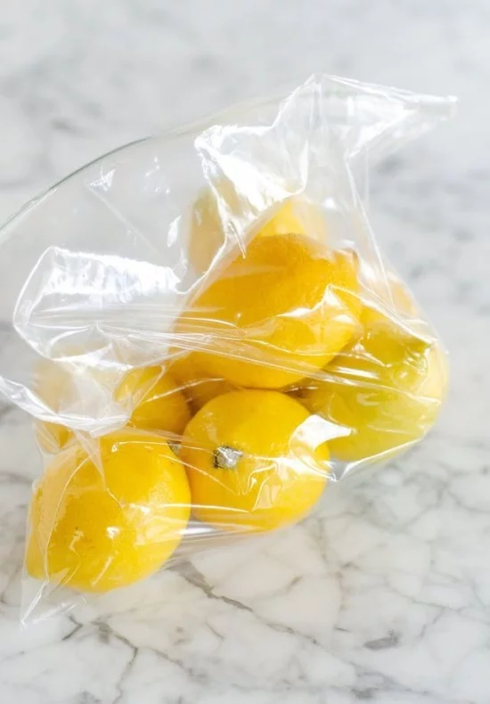 Zitronen in durchsichtiger Tüte mit Verschluss