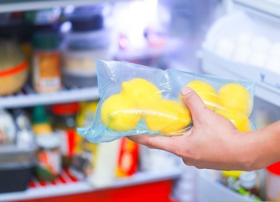 Zitronen richtig aufbewahren durchsichtige Tüte mit Verschluss im Kühlschrank lagern