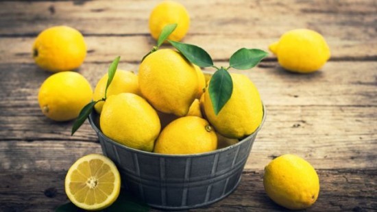 Zitronen richtig aufbewahren gelbe Früchte in einer rustikalen Schüssel
