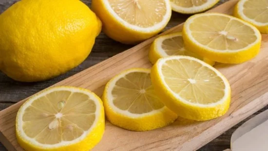 Zitronen richtig schneiden in Scheiben den Rest aufbewahren