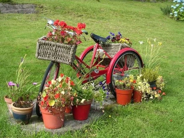 altes Fahrrad als Sommerdeko im Garten 
