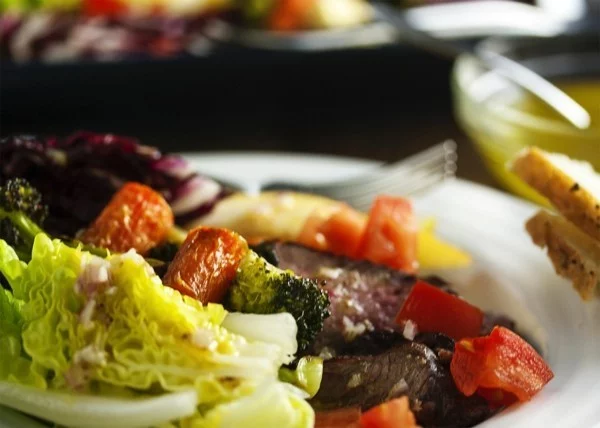 fleisch und salat gesunde lebensmittel