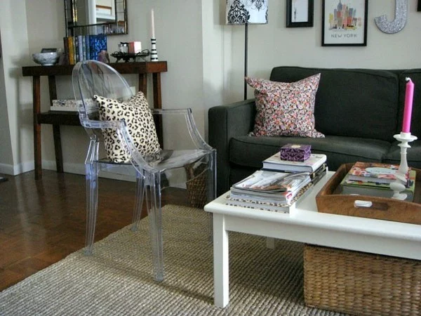 kleines Wohnzimmer mit Essbereich und Ghost Chair von Kartell