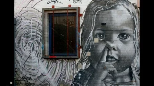 graues baby gesicht street art