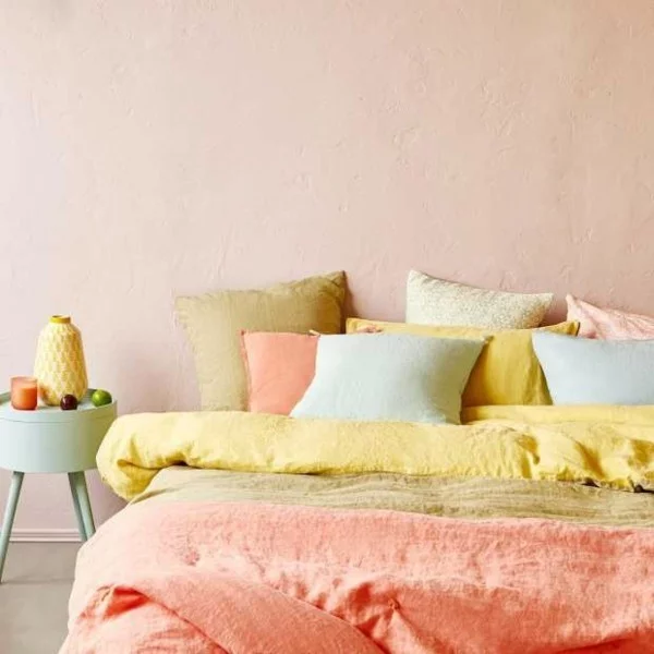 Sommerdeko mit hellen Textilien im Schlafzimmer 