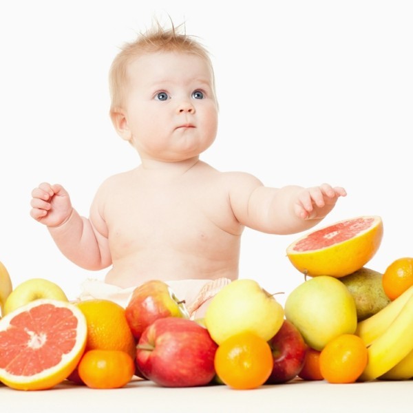 kind mit früchten gesunde ernährung kinder