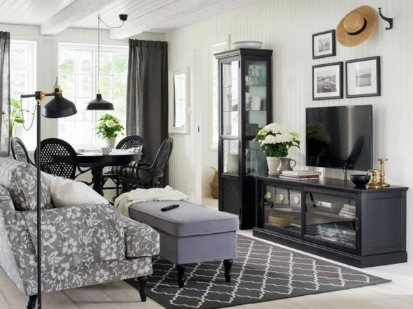 kleines Wohnzimmer mit Esstisch und Sessel