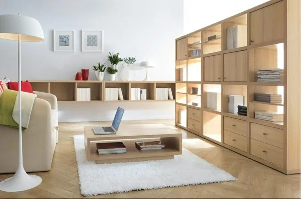 kleines Wohnzimmer mit Trendwand aus Holz
