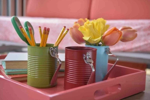 Vase und Stifthalter aus leeren Blechdosen 