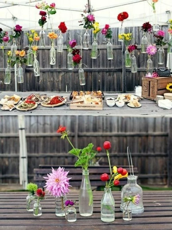 Sommerdeko für Gartenparty mit Flaschen und Blumen 