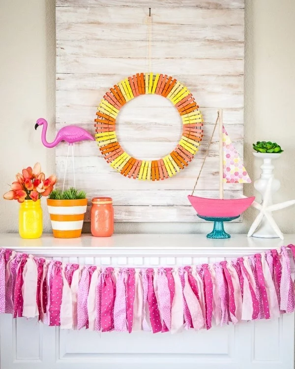 bunte Sommerdeko mit Flamingo, Girlande und Kran aus Wäscheklammern 