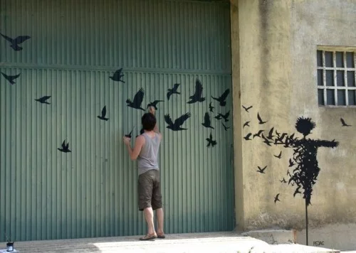 street art vögel an der garage