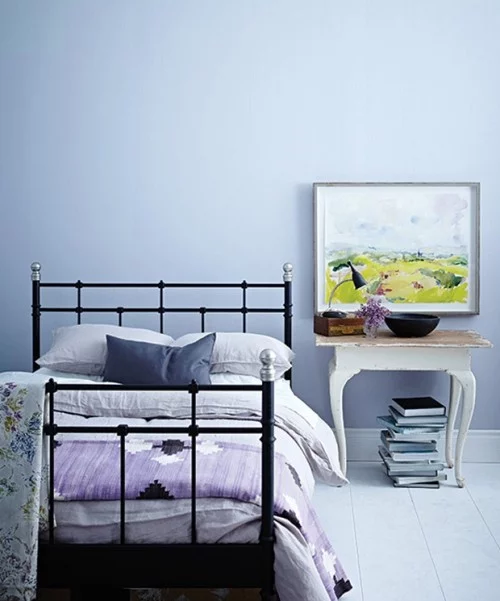 Einfach eingerichtetes Zimmer Blau und Flieder Farbe visuelle Balance